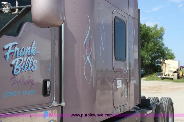 image for item H7375 2005 Kenworth T600 semi truck