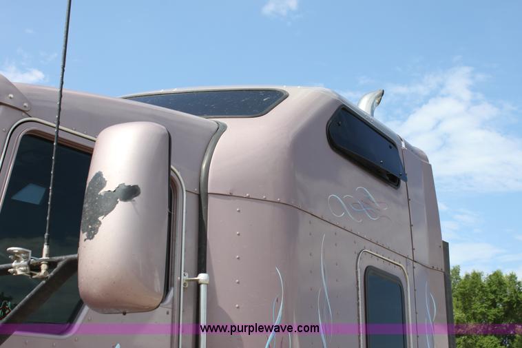 image for item H7375 2005 Kenworth T600 semi truck