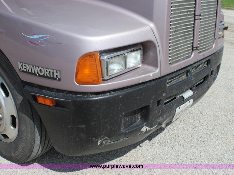 image for item H7375 2005 Kenworth T600 semi truck