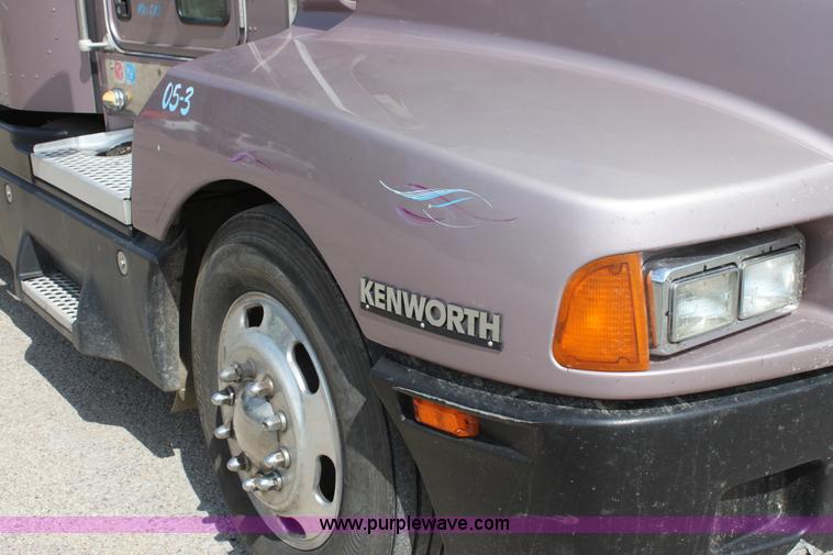 image for item H7375 2005 Kenworth T600 semi truck