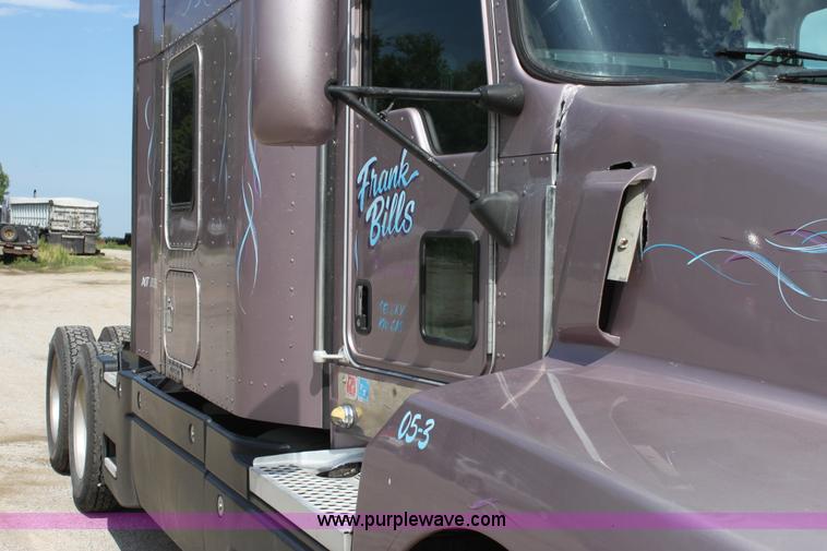 image for item H7375 2005 Kenworth T600 semi truck