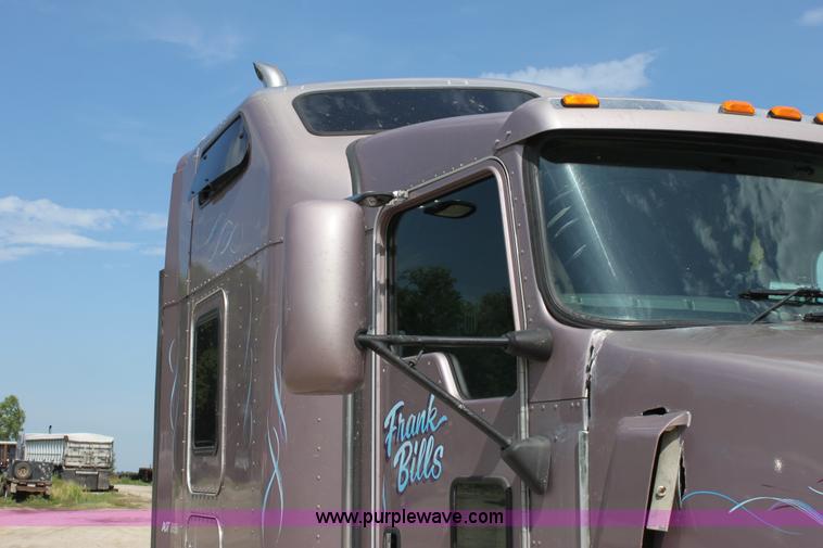 image for item H7375 2005 Kenworth T600 semi truck