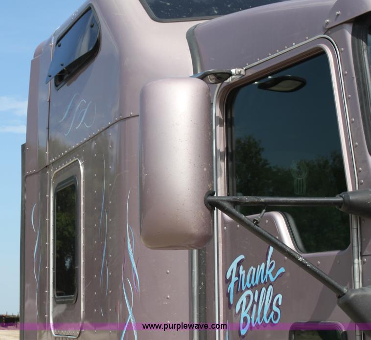 image for item H7375 2005 Kenworth T600 semi truck