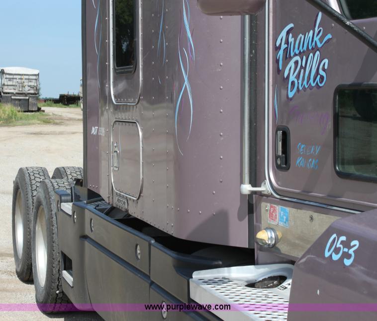 image for item H7375 2005 Kenworth T600 semi truck