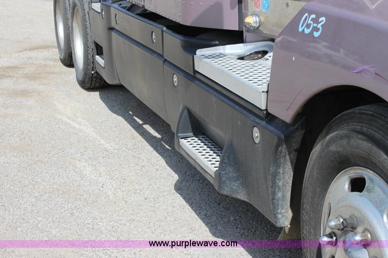 image for item H7375 2005 Kenworth T600 semi truck