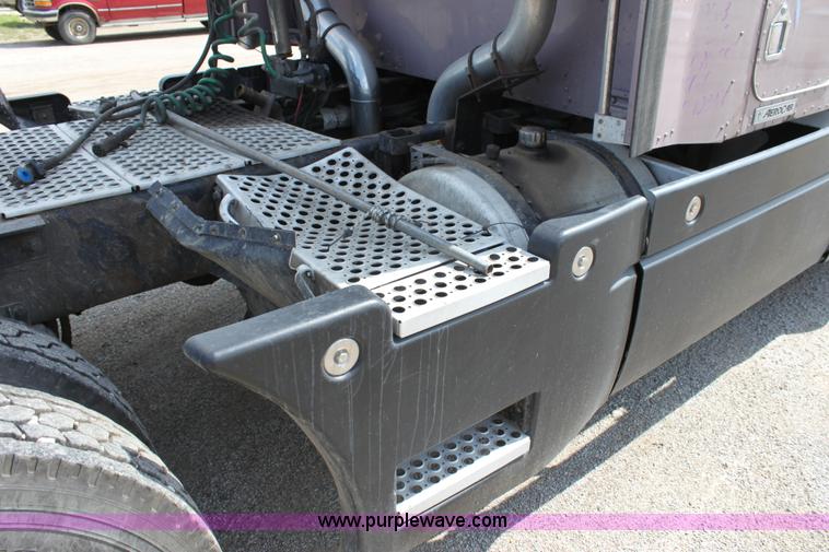 image for item H7375 2005 Kenworth T600 semi truck