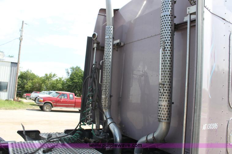 image for item H7375 2005 Kenworth T600 semi truck