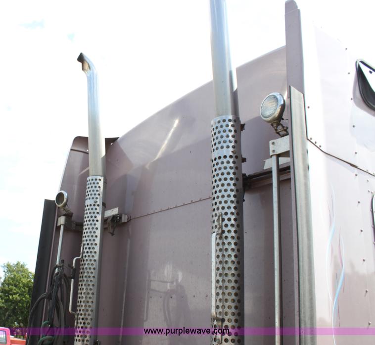 image for item H7375 2005 Kenworth T600 semi truck