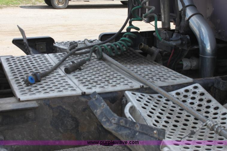 image for item H7375 2005 Kenworth T600 semi truck