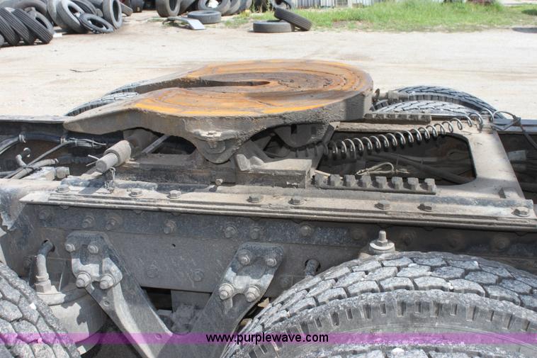 image for item H7375 2005 Kenworth T600 semi truck