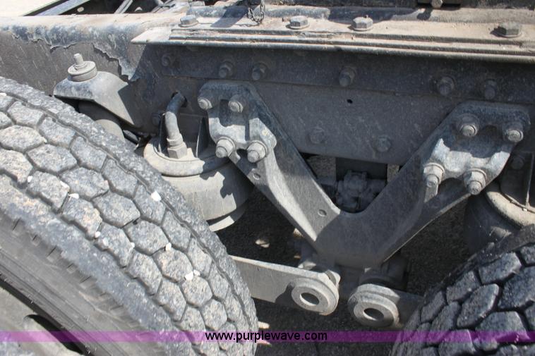 image for item H7375 2005 Kenworth T600 semi truck