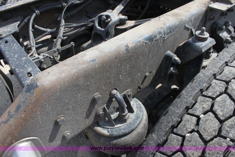 image for item H7375 2005 Kenworth T600 semi truck