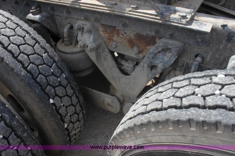 image for item H7375 2005 Kenworth T600 semi truck