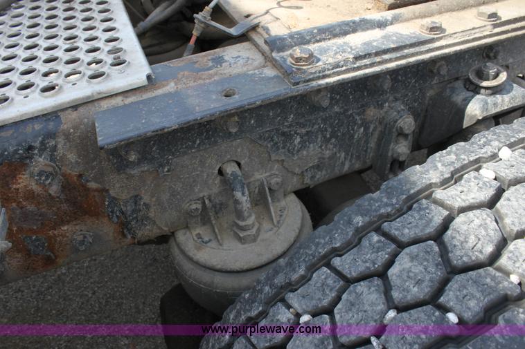 image for item H7375 2005 Kenworth T600 semi truck