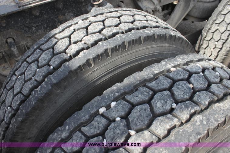 image for item H7375 2005 Kenworth T600 semi truck