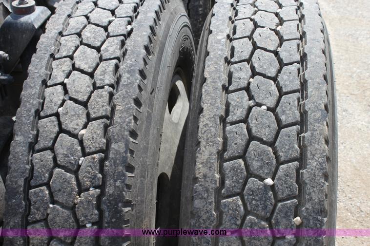 image for item H7375 2005 Kenworth T600 semi truck