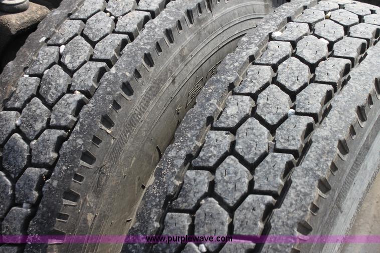 image for item H7375 2005 Kenworth T600 semi truck