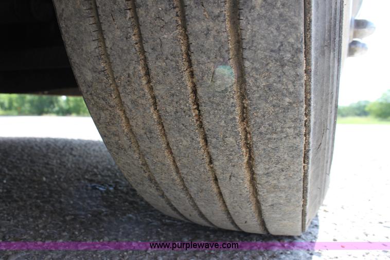 image for item H7375 2005 Kenworth T600 semi truck