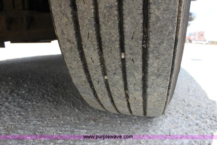 image for item H7375 2005 Kenworth T600 semi truck