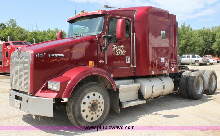image for item H7376 2002 Kenworth T800 semi truck
