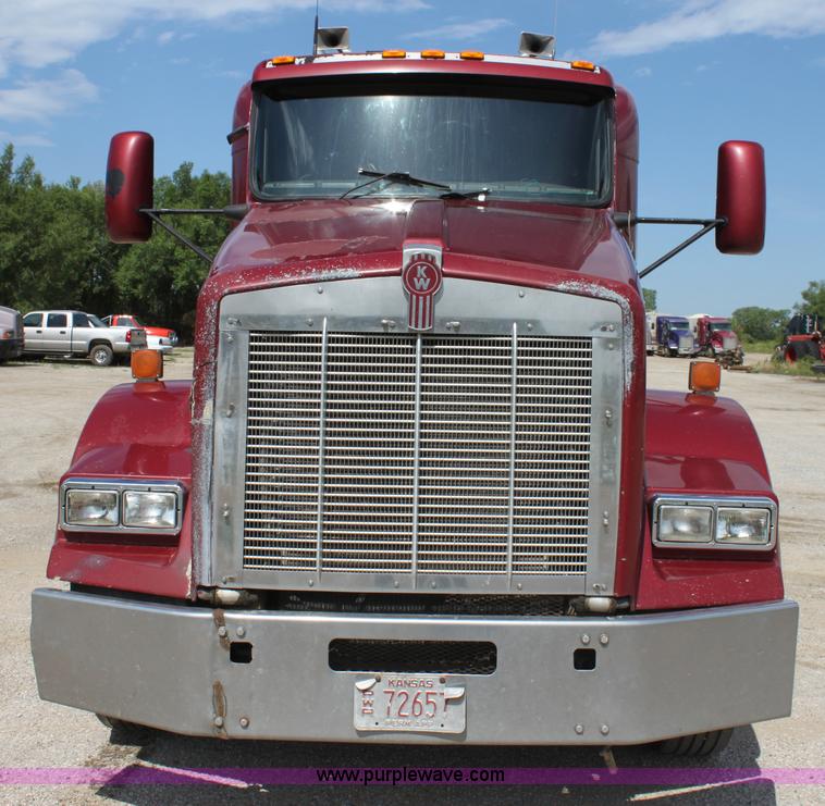 image for item H7376 2002 Kenworth T800 semi truck