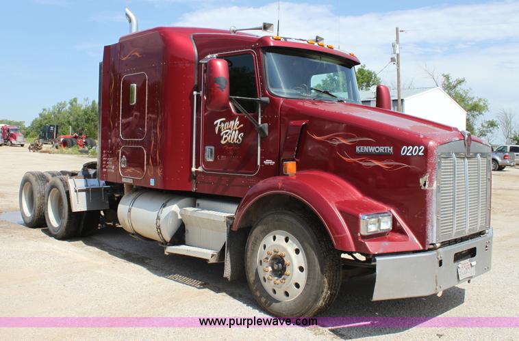 image for item H7376 2002 Kenworth T800 semi truck