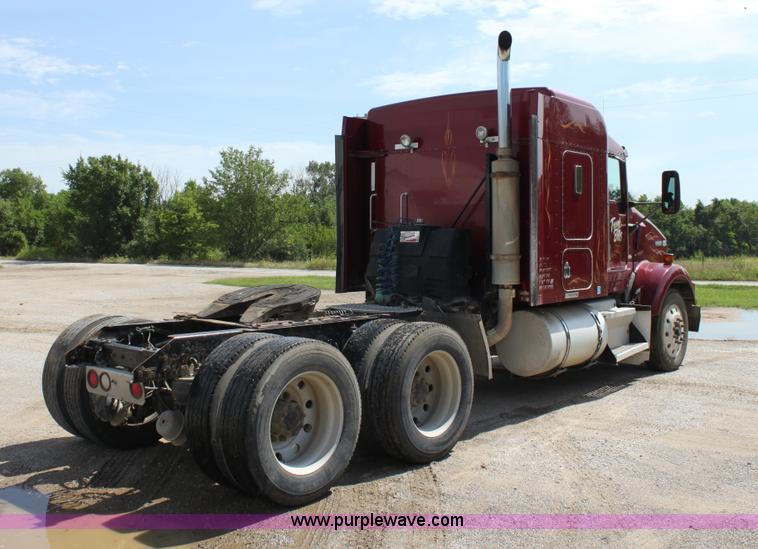 image for item H7376 2002 Kenworth T800 semi truck