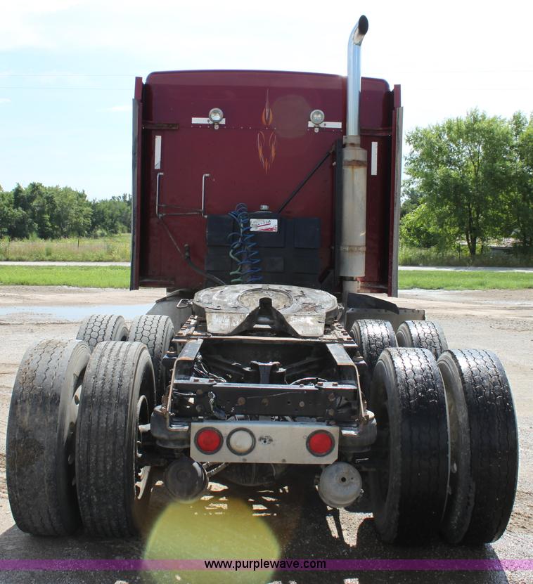 image for item H7376 2002 Kenworth T800 semi truck