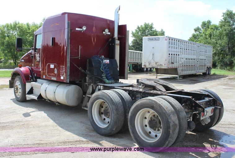 image for item H7376 2002 Kenworth T800 semi truck
