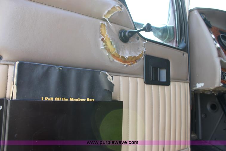 image for item H7376 2002 Kenworth T800 semi truck