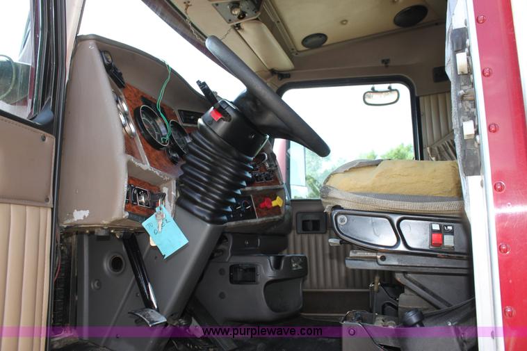 image for item H7376 2002 Kenworth T800 semi truck