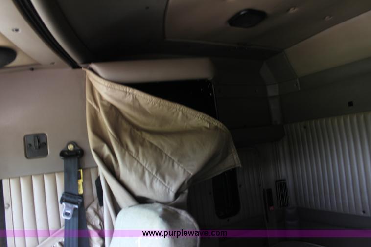 image for item H7376 2002 Kenworth T800 semi truck