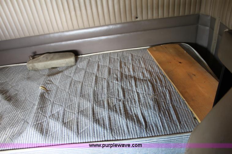 image for item H7376 2002 Kenworth T800 semi truck