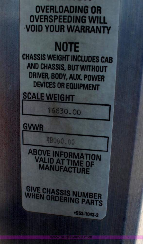 image for item H7376 2002 Kenworth T800 semi truck