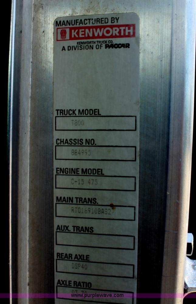 image for item H7376 2002 Kenworth T800 semi truck