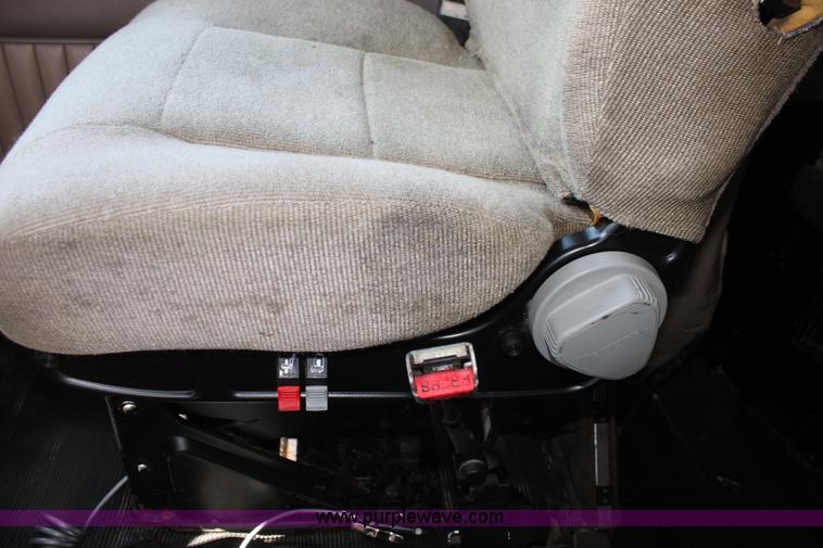 image for item H7376 2002 Kenworth T800 semi truck