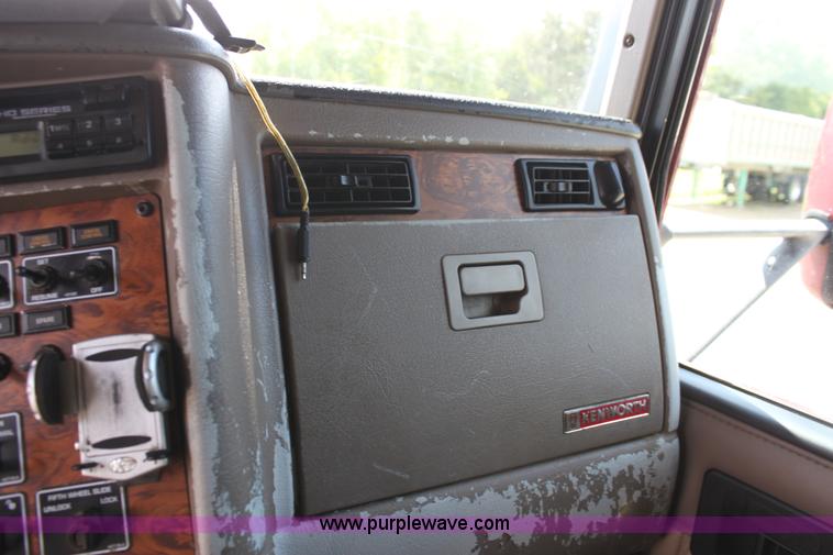 image for item H7376 2002 Kenworth T800 semi truck