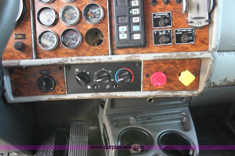 image for item H7376 2002 Kenworth T800 semi truck