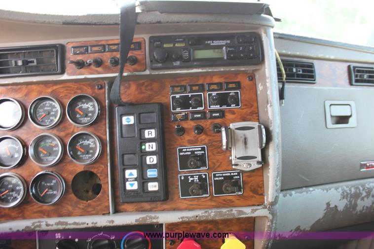 image for item H7376 2002 Kenworth T800 semi truck