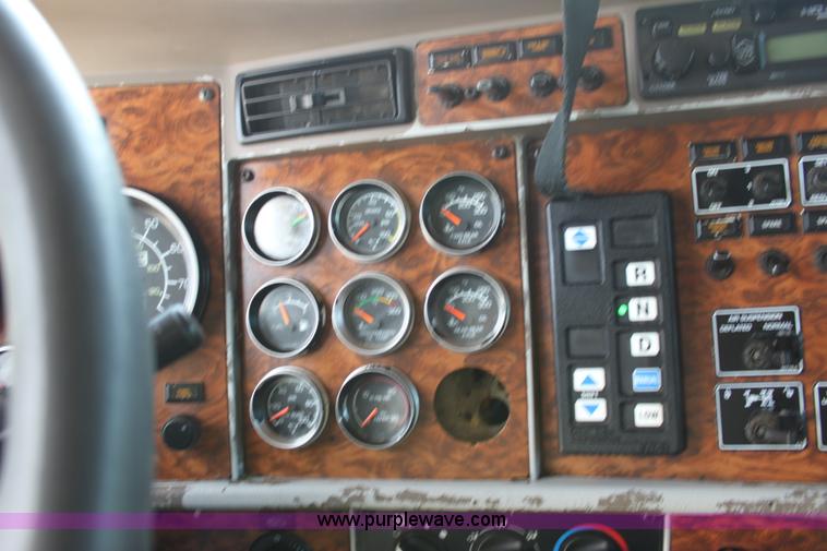 image for item H7376 2002 Kenworth T800 semi truck