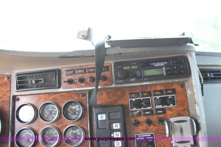 image for item H7376 2002 Kenworth T800 semi truck