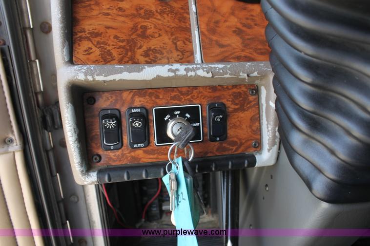 image for item H7376 2002 Kenworth T800 semi truck