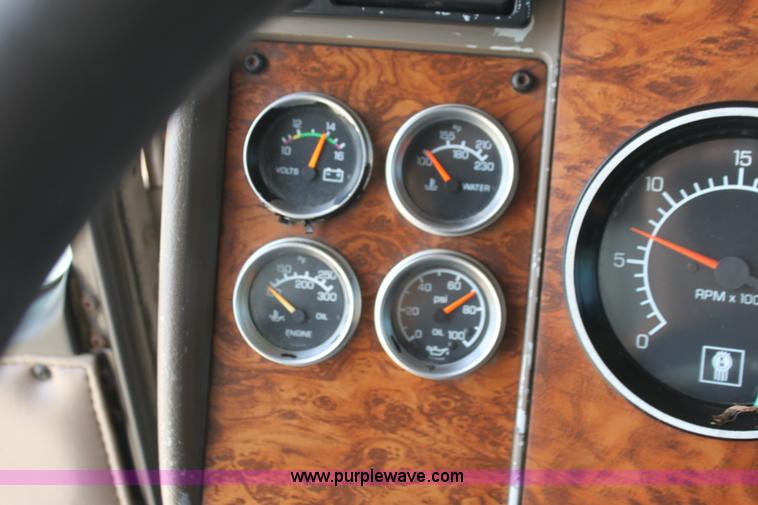 image for item H7376 2002 Kenworth T800 semi truck