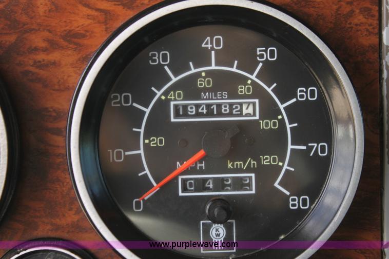 image for item H7376 2002 Kenworth T800 semi truck