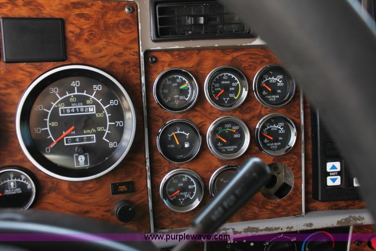 image for item H7376 2002 Kenworth T800 semi truck