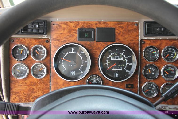 image for item H7376 2002 Kenworth T800 semi truck