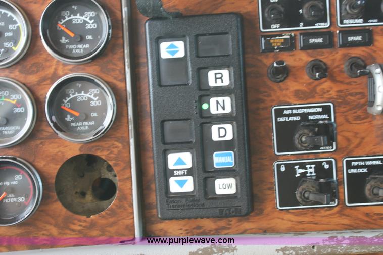 image for item H7376 2002 Kenworth T800 semi truck