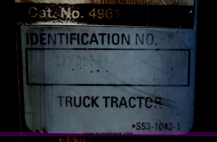 image for item H7376 2002 Kenworth T800 semi truck