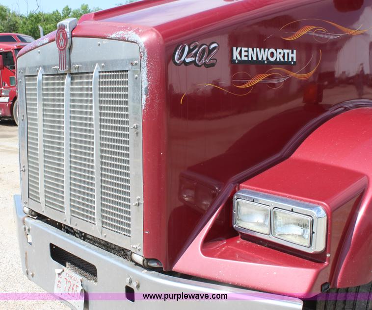 image for item H7376 2002 Kenworth T800 semi truck