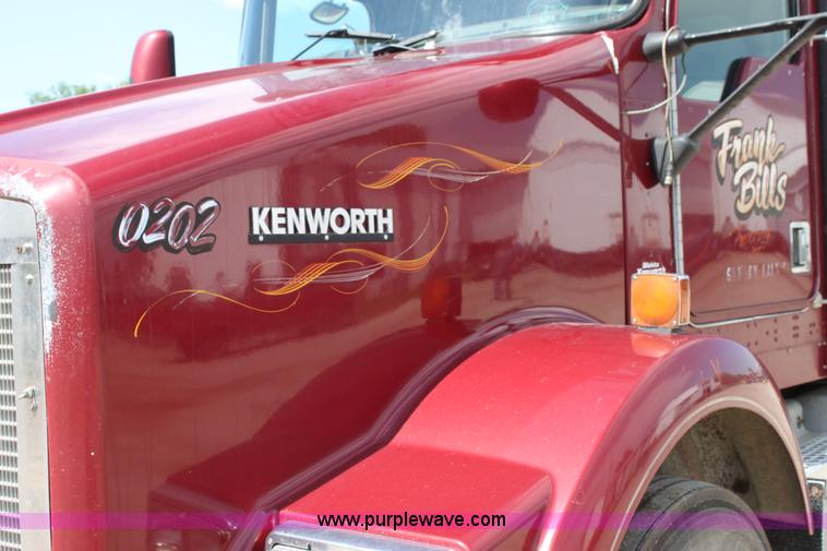 image for item H7376 2002 Kenworth T800 semi truck